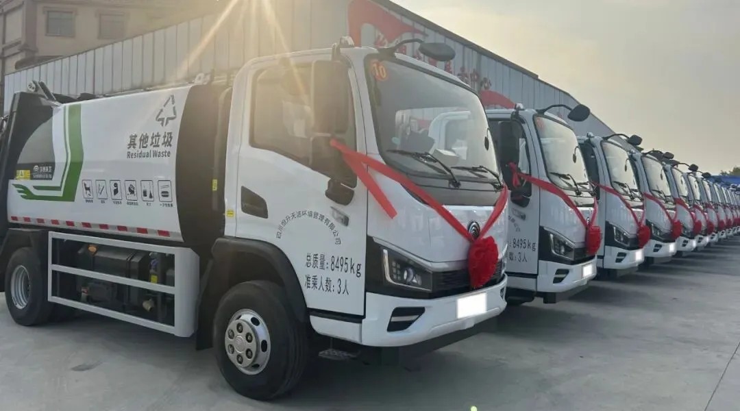 宇通重工旗下宇通環(huán)衛(wèi)8噸壓縮式垃圾車批量交付河池！