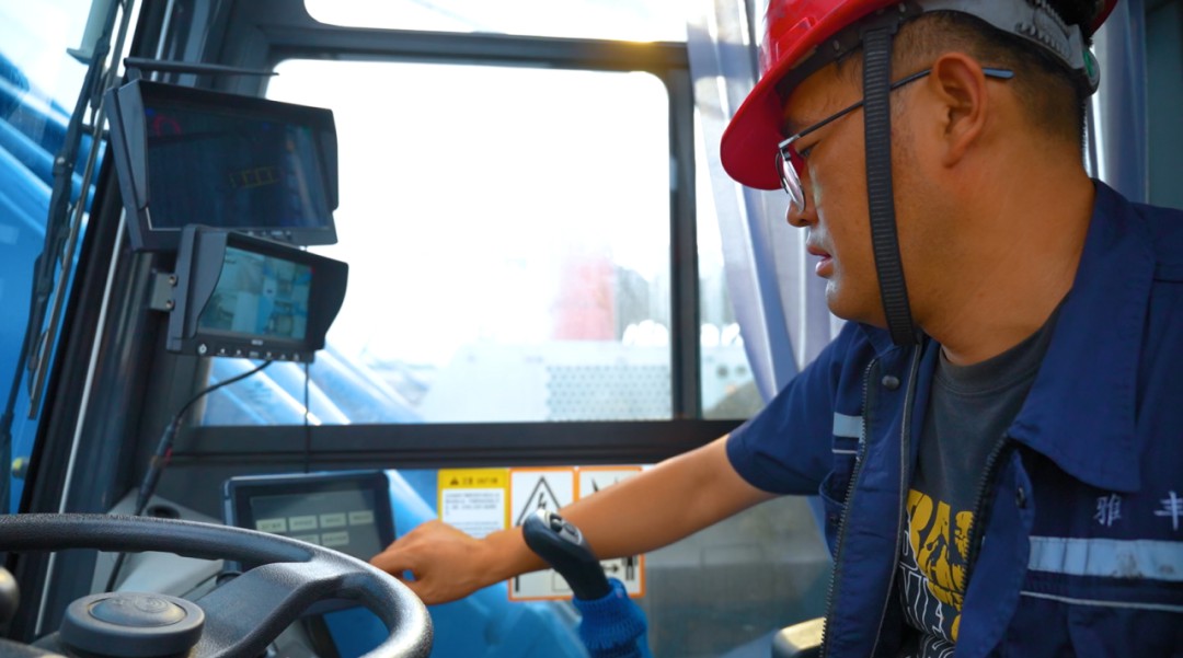 宇通純電動港口輪胎起重機(jī)：以硬核三電技術(shù)，護(hù)航港口綠色高效作業(yè)