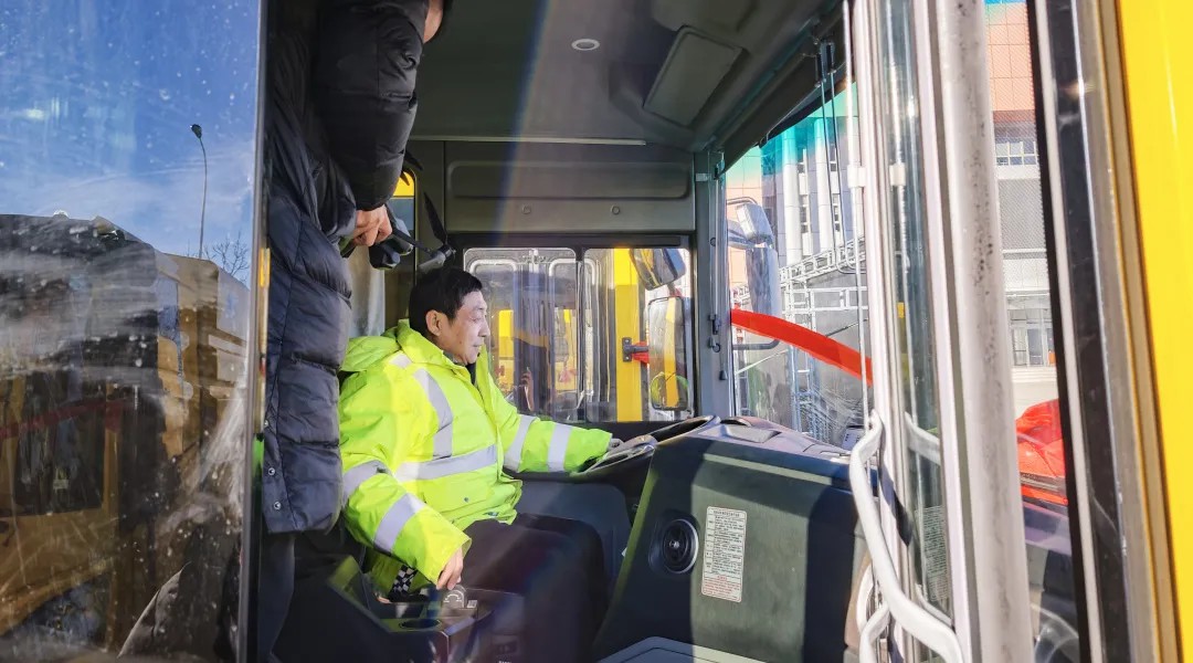 宇通純電動(dòng)高速掃路車批量交付天津，助力綠色養(yǎng)護(hù)升級(jí)！