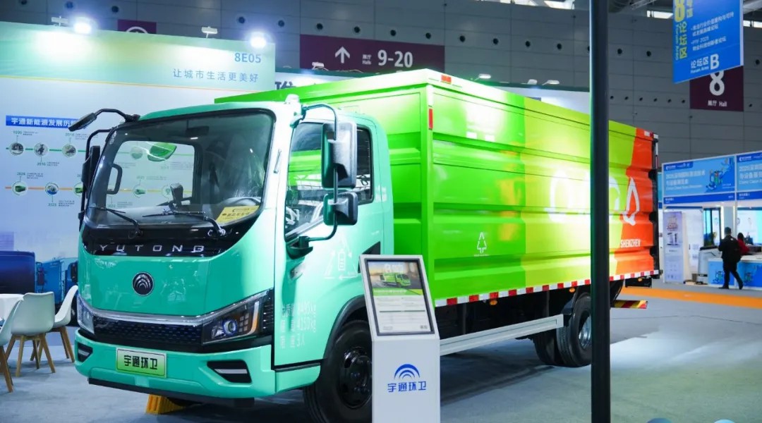 亮相2025深圳CCE展！宇通8噸純電密閉式桶裝垃圾車破解垃圾桶收運難題！