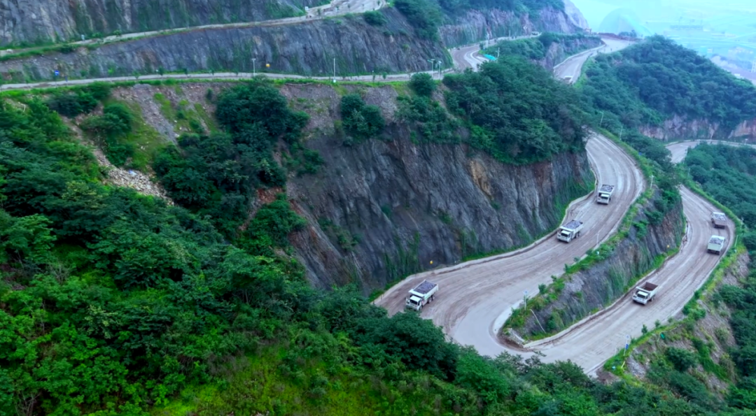宇通礦卡——電賦礦山丨智領(lǐng)荊楚-宇通礦卡攜手湖北國順華新，共筑綠色礦山新典范！