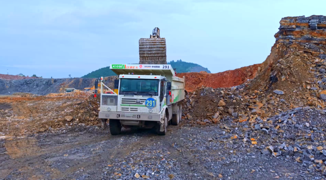 宇通礦卡——電賦礦山丨智領(lǐng)荊楚-宇通礦卡攜手湖北國順華新，共筑綠色礦山新典范！