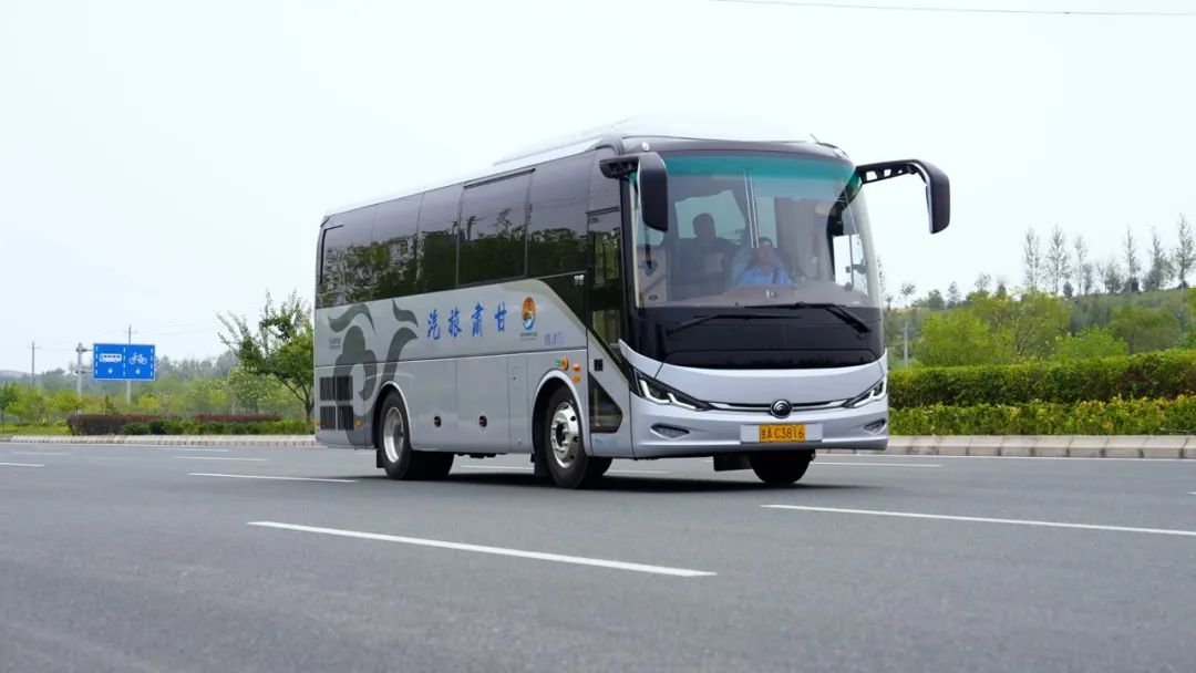 國(guó)風(fēng)車奔赴絲綢路！宇通攜手甘肅旅汽打造西北高端游